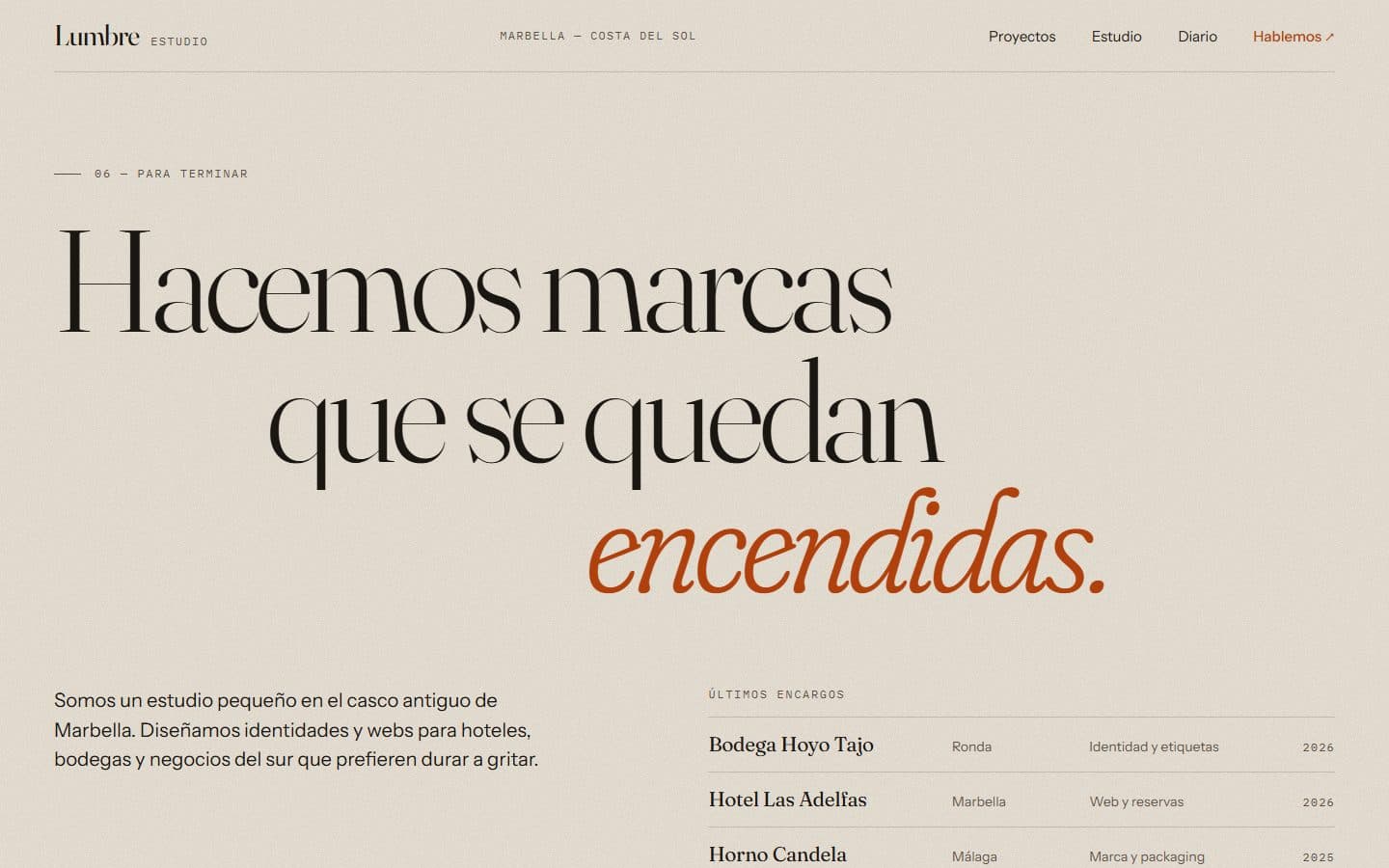Lo que generó la IA con el prompt Lite de Footer que se descubre como un telón